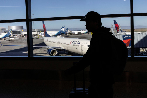 US government shutdown could cost travel sector $1 billion per week, disrupt holiday travel